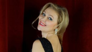  Filarmonica de Stat Sibiu organizează în perioada 17-26 septembrie cea de-a XVIII-a ediție a proiectului Sibiu Opera Festival.  Opt evenimente sunt programate în această perioadă, pe scenele din Sibiu urmând să urce peste 400 de artiști lirici. Primul spectacol – opera ”Bal mascat” de Giuseppe Verdi, îi aduce în fața publicului pe membrii Operei Naționale Române din Timișoara, astăzi cu începere de la ora 19, la Centrul Cultural ”Ion Besoiu”. Evenimentul este realizat cu sprijinul financiar al Consiliului Județean Sibiu. Acțiune cofinanțată de Primăria municipiului Sibiu.  Peste 400 de artiști vor fi implicați în ediția din acest an a proiectului Sibiu Opera Festival. Pe scenele din Sibiu vor urca muzicieni din Spania, Olanda, Ucraina și România la care se adaugă participanții la Concursul de Canto ”Vox Artis” care reunește, la fiecare ediție, tineri interpreți de canto de pe întreg mapamondul.  Primul spectacol va avea loc în această seară, cu începere de la ora 19, la Centrul Cultural ”Ion Besoiu” și va fi prezentat de Opera Națională Română din Timișoara. ”Un Ballo in maschera” (Bal mascat) este cea de-a douăzeci și doua creație a lui Giuseppe Verdi, recunoscută pentru parcursul fascinant, începând cu impactul culminant al premierei sale mondiale din anul 1859 și până în prezent, când ține în continuare capetele de afiș ale Operelor din întreaga lume. Capodopera verdiană a cunoscut prima rază a reflectoarelor pe scena Teatrului Apollo din Roma, devenind celebră nu doar pentru calitățile sale componistice deosebite, ci și datorită  libretului controversat, ce are la bază povestea tragică a Regelui Gustav III al Suediei, fapt care a atras de altfel cenzura operei pentru o lungă perioadă.Transpunerea în libret a adevărului istoric îi are ca eroi pe Riccardo, contele de Warwick, bunul și fidelul său prieten Renato și Amelia, soția celui din urmă, prinsă între iubirile celor doi bărbați.  Opera impresionează printr-o poveste medievală plină de pasiune și intrigi, în care onoarea și prietenia sunt lucruri sfinte, triunghiurile amoroase sunt cele mai dureroase tabuuri, iar trădarea, cu sau fără mască, se plătește scump.  Sibiu Opera Festival va continua cu probele concursului de canto ”Vox Artis”, competiție realizată în colaborare cu ”Viena Opera Company” din Austria.  Din programul ”Sibiu Opera Festival” nu vor lipsi nici anul acesta spectacolele pentru copii, concertele vocal-simfonice sau mini-recitalurile de arii din opere realizate în spații neconvenționale.  Programul complet al festivalului este disponibil pe pagina www.filarmonicasibiu.ro. Biletele au fost puse în vânzare la casa de bilete a Sălii Thalia (tel. 0735.566.486) și online, pe portalul www.iabilet.ro. Prețurile biletelor variază între 20 și 54 de lei. Elevii, studenții și pensionarii beneficiază de o reducere de 50%.