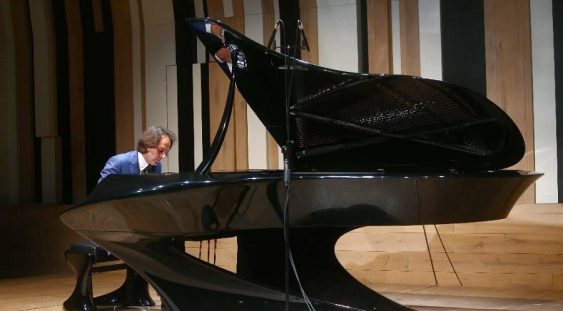 Artistul Boganyi Gergely, inventatorul unui pian din fibră de carbon, va concerta la Sfântu Gheorghe