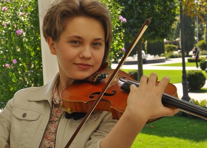 De la Iași la București, violonista Mălina Ciobanu