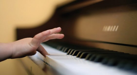 Tineri pianiști români în concursul internațional ‘Merci, Maestro!’