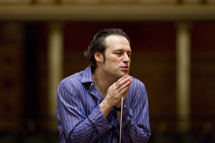 Concert Mozart/Brahms sub bagheta dirijorului vienez Sascha Goetzel