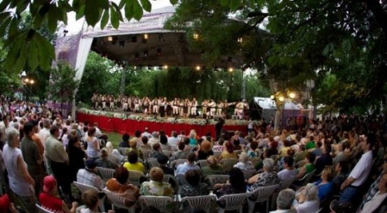 Festivalul Internațional de Folclor „Muzici și Tradiții în Cișmigiu”
