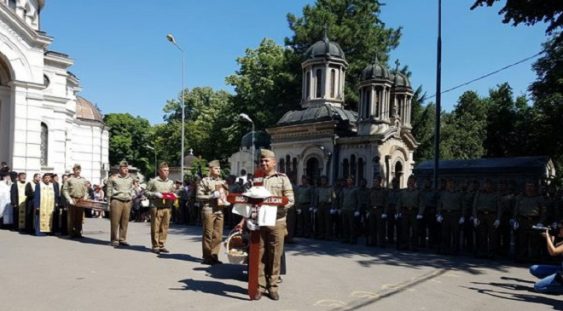 Actorul Radu Beligan a fost condus pe ultimul drum în aplauze şi cu onoruri militare