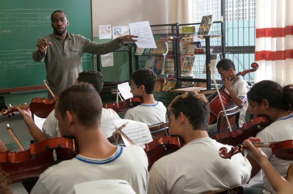 Profesorul de vioară, între filarmonică şi favelă