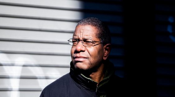 Scriitorul Paul Beatty a câștigat premiul Man Booker pentru romanul său ‘The Sellout’