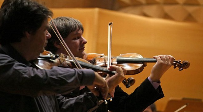 Duelul viorilor ajunge la Carnegie Hall