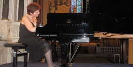 Pianista Dana Ciocârlie lansează un album si concertează la Champs-Elysees Pianista Dana Ciocârlie lansează un album si concertează la Champs-Elysees