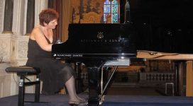 Pianista Dana Ciocârlie lansează un album si concertează la Champs-Elysees Pianista Dana Ciocârlie lansează un album si concertează la Champs-Elysees