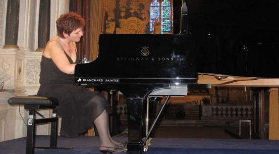 Nominalizată la Paris pentru premiile „Victoires de la Musique Classique”, pianista DANA CIOCÂRLIE revine în România!