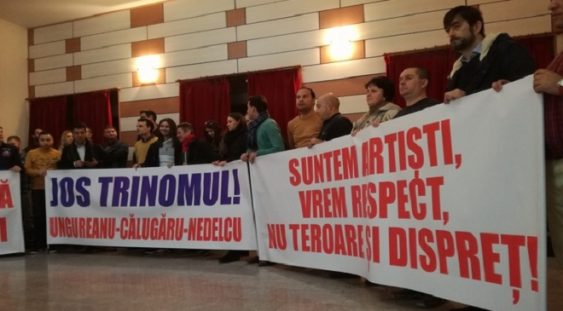 Angajaţii Filarmonicii „Oltenia” din Craiova au protestat în holul instituţiei