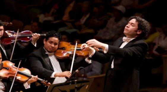 Gustavo Dudamel, cel mai tânăr dirijor al Concertului de Anul Nou, a făcut senzaţie la Viena