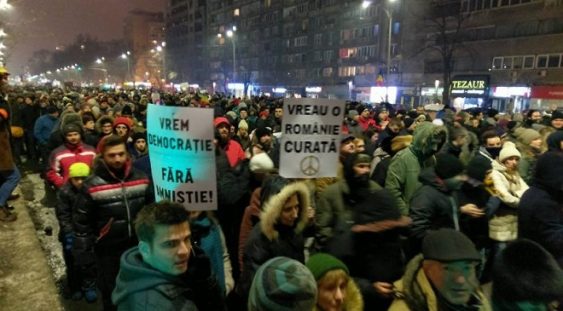 Strada devine scena actorilor – Oana Pellea, Marius Manole, Dragoş Bucur, printre manifestanţii de la Guvern