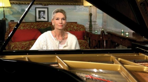 Pianista Elizabeth Sombart revine la Bucureşti