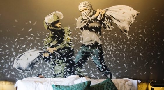 Misteriosul artist britanic Banksy a deschis un hotel în Cisiordania