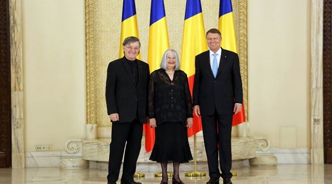 Scriitoarea Nora Iuga şi actorul Ion Caramitru, decoraţi la Cotroceni de preşedintele Klaus Iohannis