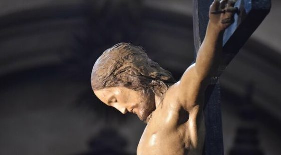 A fost găsit un crucifix din lemn sculptat de Michelangelo