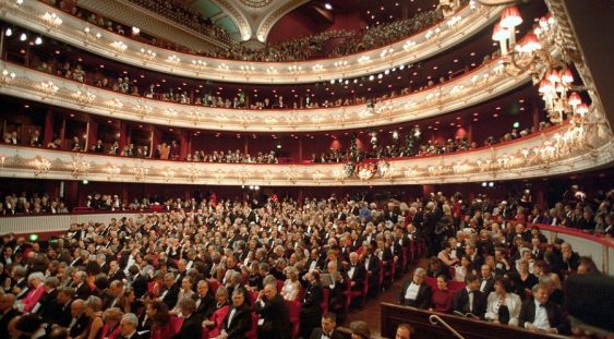 Royal Opera House va oferi bilete la preț redus spectatorilor ce vor sta în picioare sau pe jos