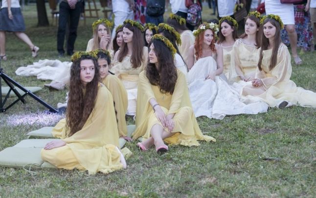 Noaptea de Sânziene, sărbătorită cu muzică veche românească, jazz şi expoziţii