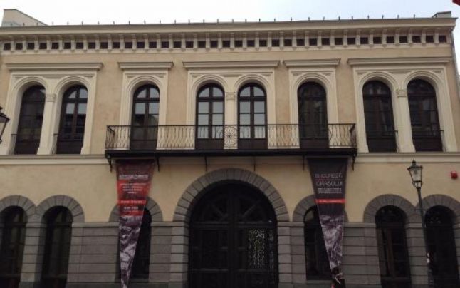 Expoziţia „Viaţa e ceea ce ţi se întâmplă când eşti ocupat să faci alte planuri”