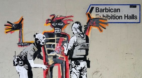 Două graffiti-uri ale artistului Banksy au apărut pe zidul Centrului de artă Barbican din Londra