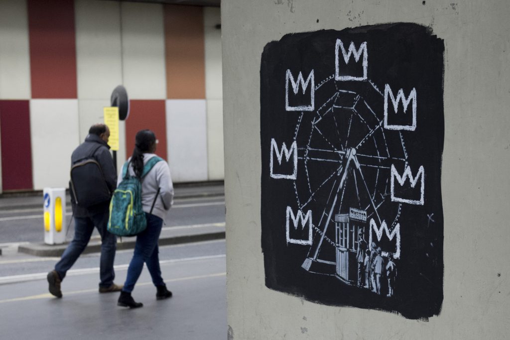 barbican2-1024x683 Două graffiti-uri ale artistului Banksy au apărut pe zidul Centrului de artă Barbican din Londra