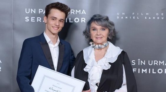 Margareta Pâslaru i-a oferit actorului Ștefan Iancu, din „Un pas în urma serafimilor”, premiul pentru originalitate interpretativă