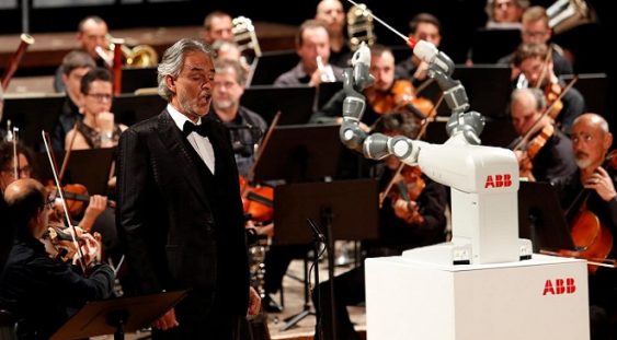 VIDEO: Un concert din Italia, dirijat de un robot. Andrea Bocelli: „A demonstrat că un robot chiar ar putea dirija o orchestră”