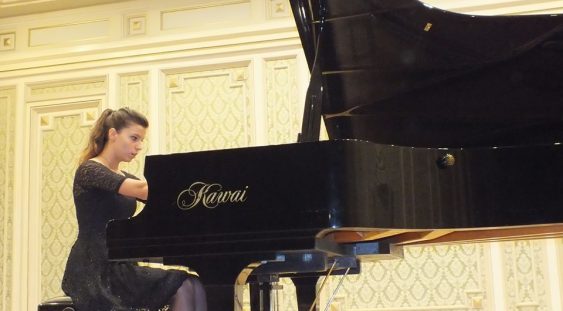 Tânăra pianistă Fabiola Ioniţă, în Stagiunea de marţi seară