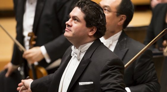 Cristian Măcelaru conduce orchestra Filarmonicii ‘George Enescu’