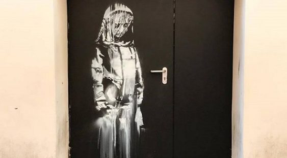 O operă atribuită lui Banksy, descoperită în spatele sălii Bataclan