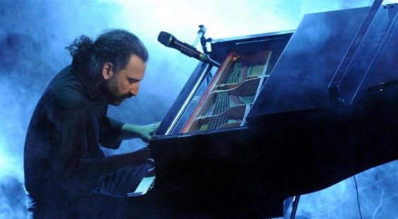 Compozitorul și pianistul italian Stefano Bollani prezintă „Concerto Azzurro“