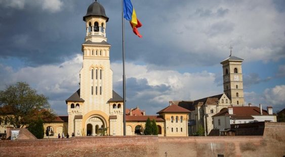 Iaşi desemnat „Capitală istorică”, iar Alba Iulia „Capitală a Marii Uniri”. Proiectul a trecut de Parlament