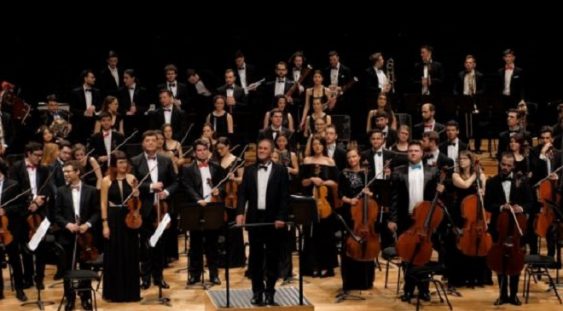Succes de proporţii al Orchestrei Române de Tineret dirijate de Cristian Mandeal pe scena Filarmonicii din Paris
