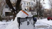 Bustul lui Mihai Eminescu, sculptat în zăpadă de un pensionar din Galați Bustul lui Mihai Eminescu, sculptat în zăpadă de un pensionar din Galați