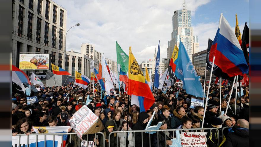 Mii de oameni au protestat la Moscova pentru libertatea internetului