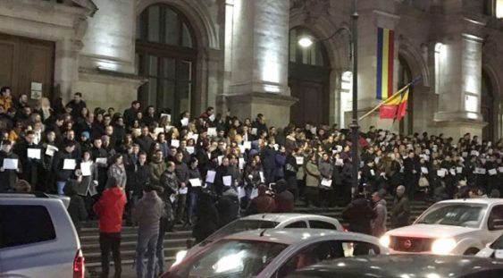 Un nou protest al magistraților pe treptele Palatului de Jusțiție