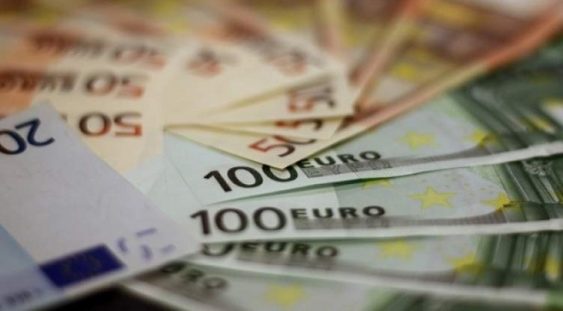 Analiştii CFA estimează că euro va depăşi pragul de 4,84 lei în următoarele 12 luni