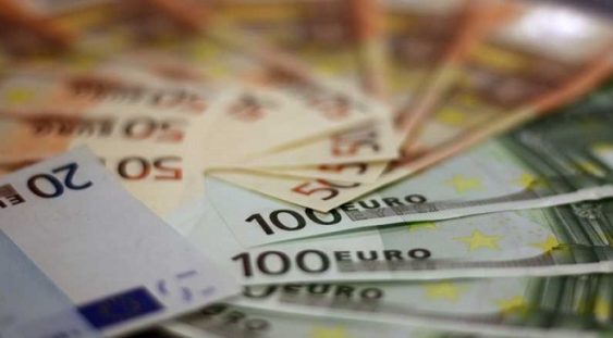 Analiştii financiari cred că euro va depăşi 4,82 lei în următoarele 12 luni şi estimează o rată a inflaţiei de 4,05%