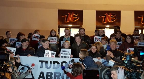 Protest al actorilor în faţa Teatrului Naţional faţă de OUG 7