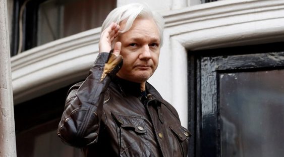 VIDEO | Fondatorul Wikileaks Julian Assange a fost arestat în Ambasada Ecuadorului din Londra