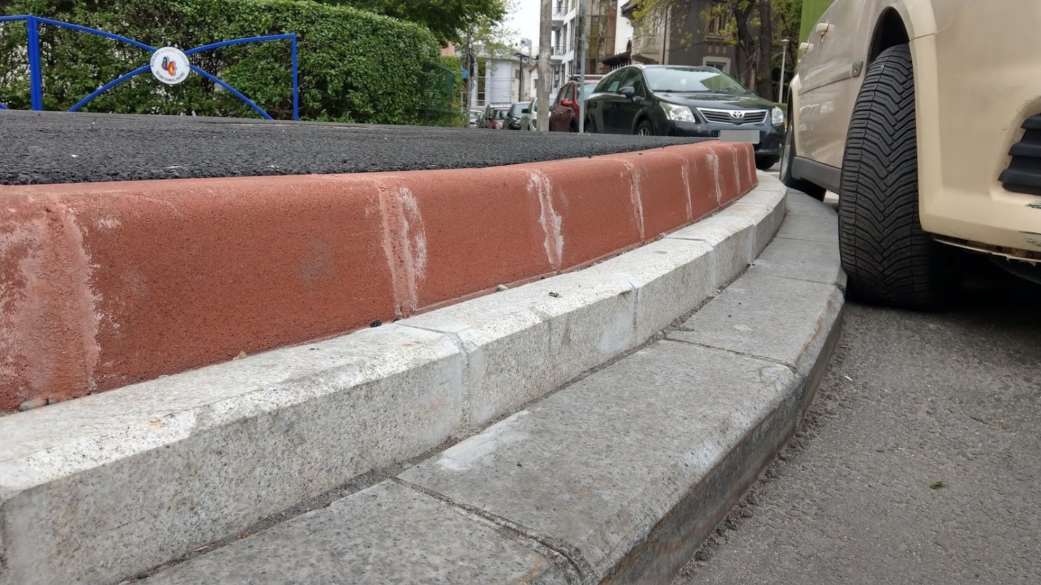 FOTO | Trotuarul din București cu trei rânduri de borduri diferite