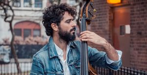  Muzicianul grec Petros Klampanis susține un workshop gratuit de contrabas la Teatrelli