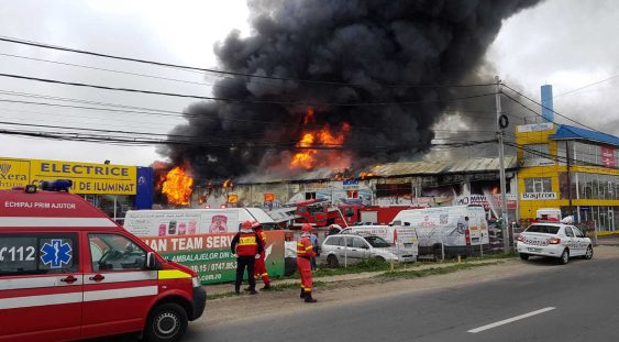 VIDEO | Incendiu uriaș la un mare centru comercial de lângă București