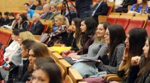  Apel al decanului Facultăţii de Litere către studenți: Viitorul tinerilor a fost decis, de prea multe ori, de votanţi îngroziţi de viitor. Dați-vă o șansă. Ieșiți la vot!