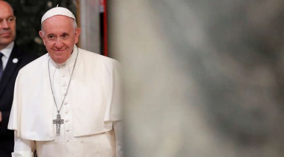 Papa Francisc începe vizita istorică în România
