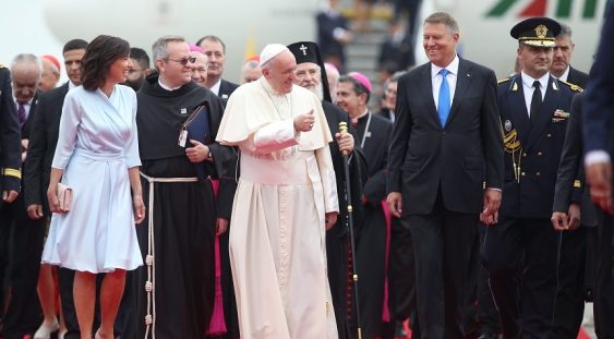 Papa Francisc: Aduc un omagiu sacrificiilor făcute de atâția fii și fiice ale României