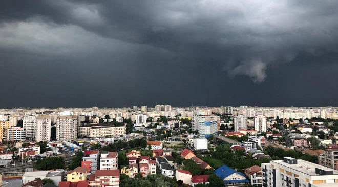 Cod galben de averse şi vijelii în întreaga ţară, până marţi dimineaţa