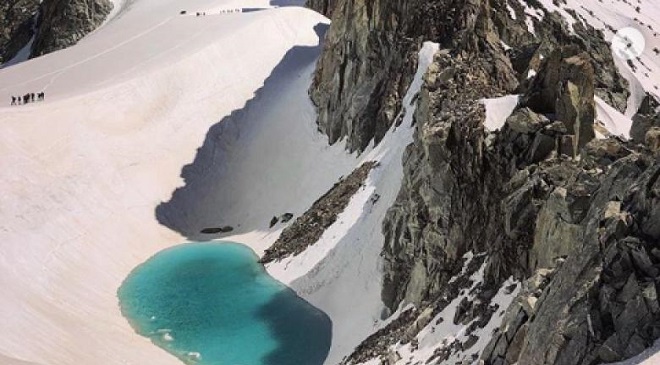 Căldura extremă topeşte zăpada din vârful munţilor Alpi. Un lac s-a format la peste 3000 de metri altitudine.