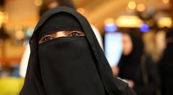 Decizie istorică în Arabia Saudită. Femeile vor avea voie să plece de acasă fără să aibă acordul unui bărbat