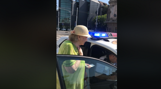 VIDEO | Bătrână de 81 de ani, amendată de polițiști în Capitală pentru că nu a grăbit traversarea pe trecerea de pietoni